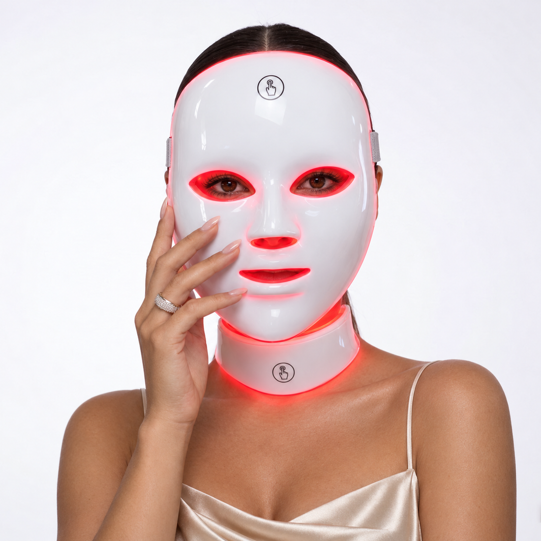 Femme portant les masques LED visage et cou LUMÉA sur fond blanc